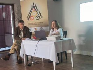 Na ognisku z wykładem w Ciekotach ze studentami